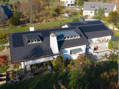 Maison avec tuile solaire max sur le toit